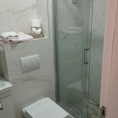 Leona D0 Apartmán *